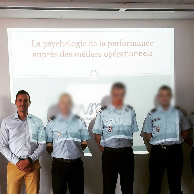 Ismaël Guedi lors d’une intervention sur la psychologie de la performance auprès de professionnels des métiers opérationnels