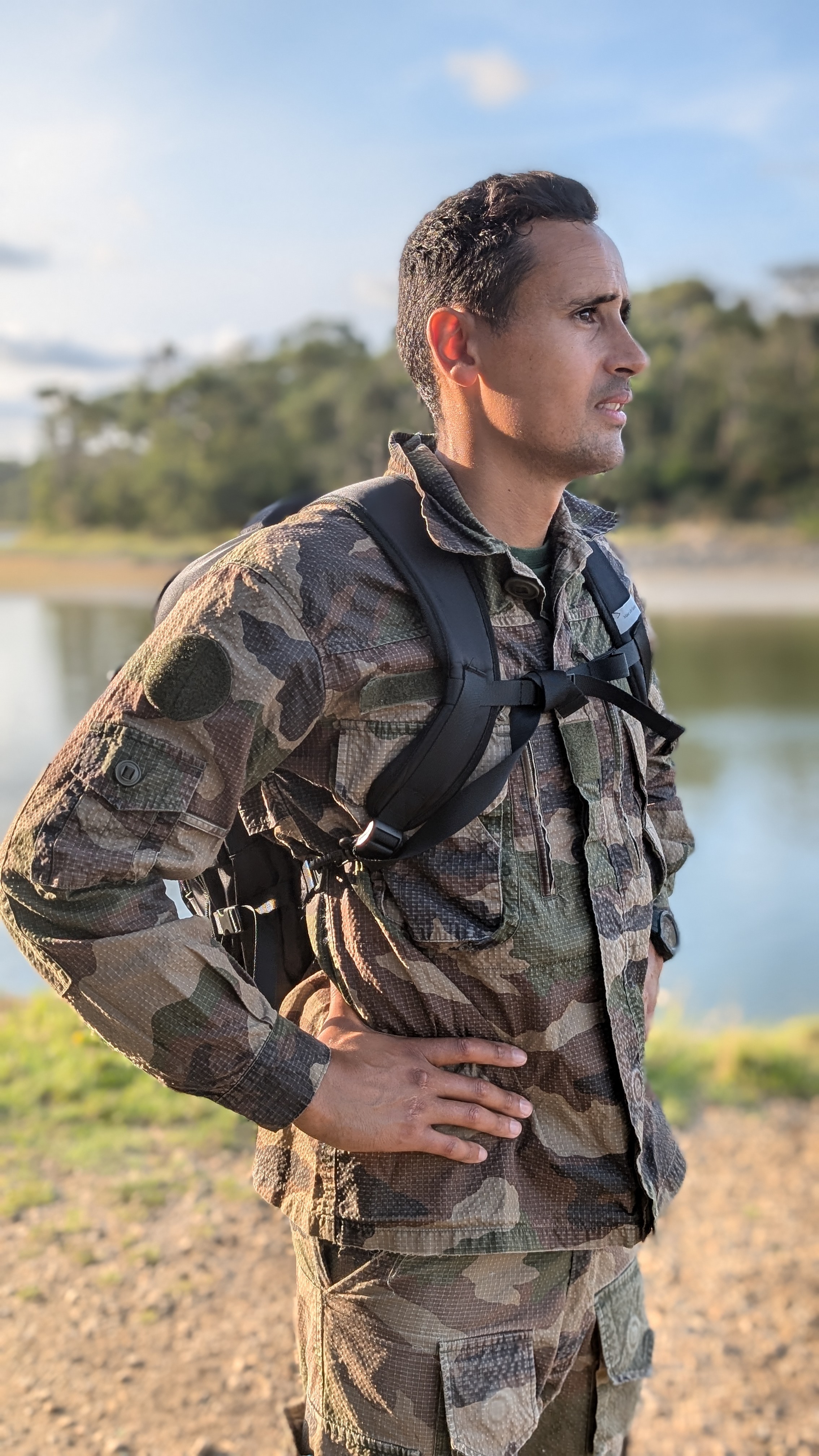 Ismaël Guedi, officier de marine de réserve, sur le terrain
