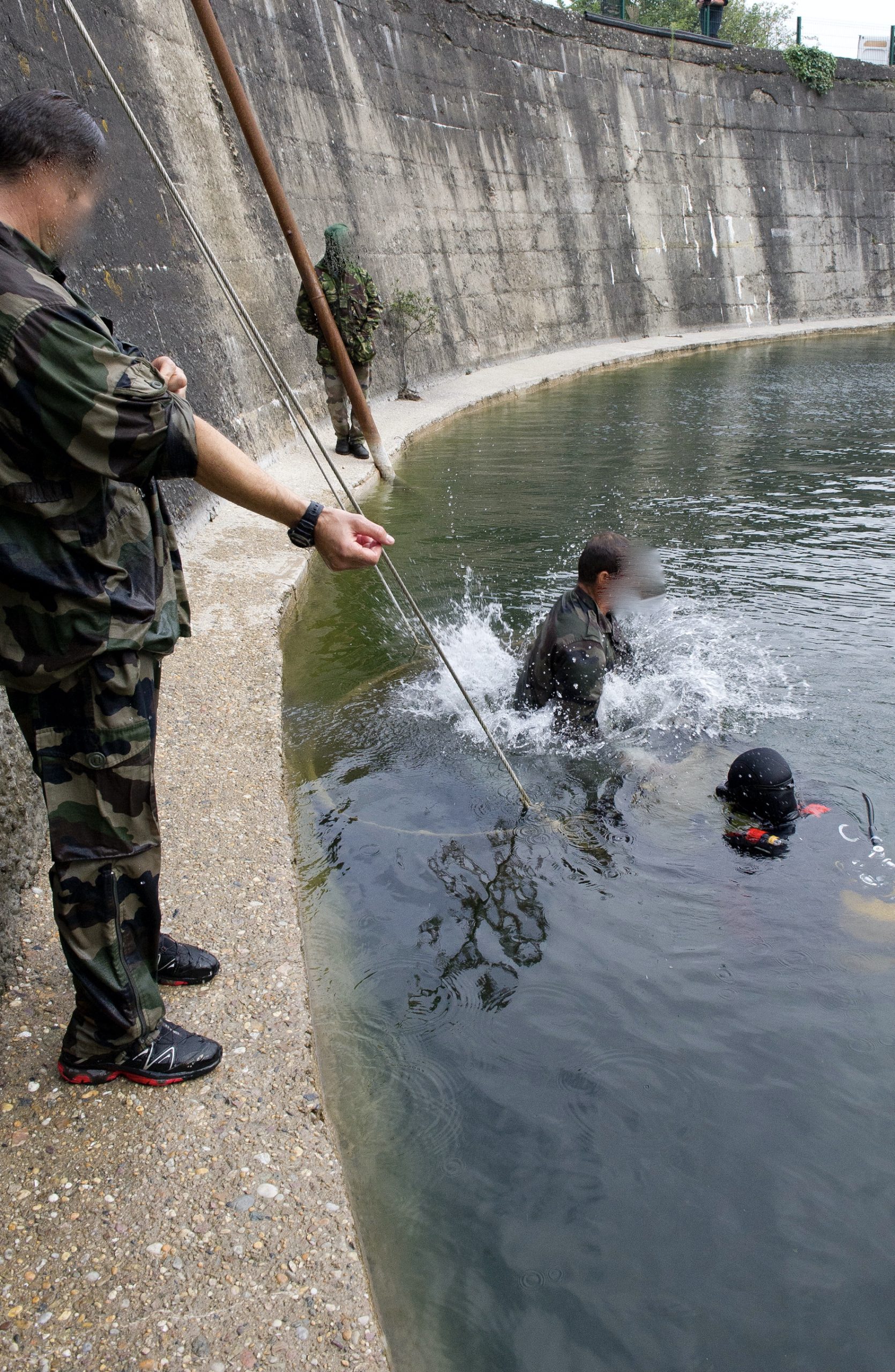 Participant équipé évoluant dans l’eau lors d’un exercice en environnement contraint