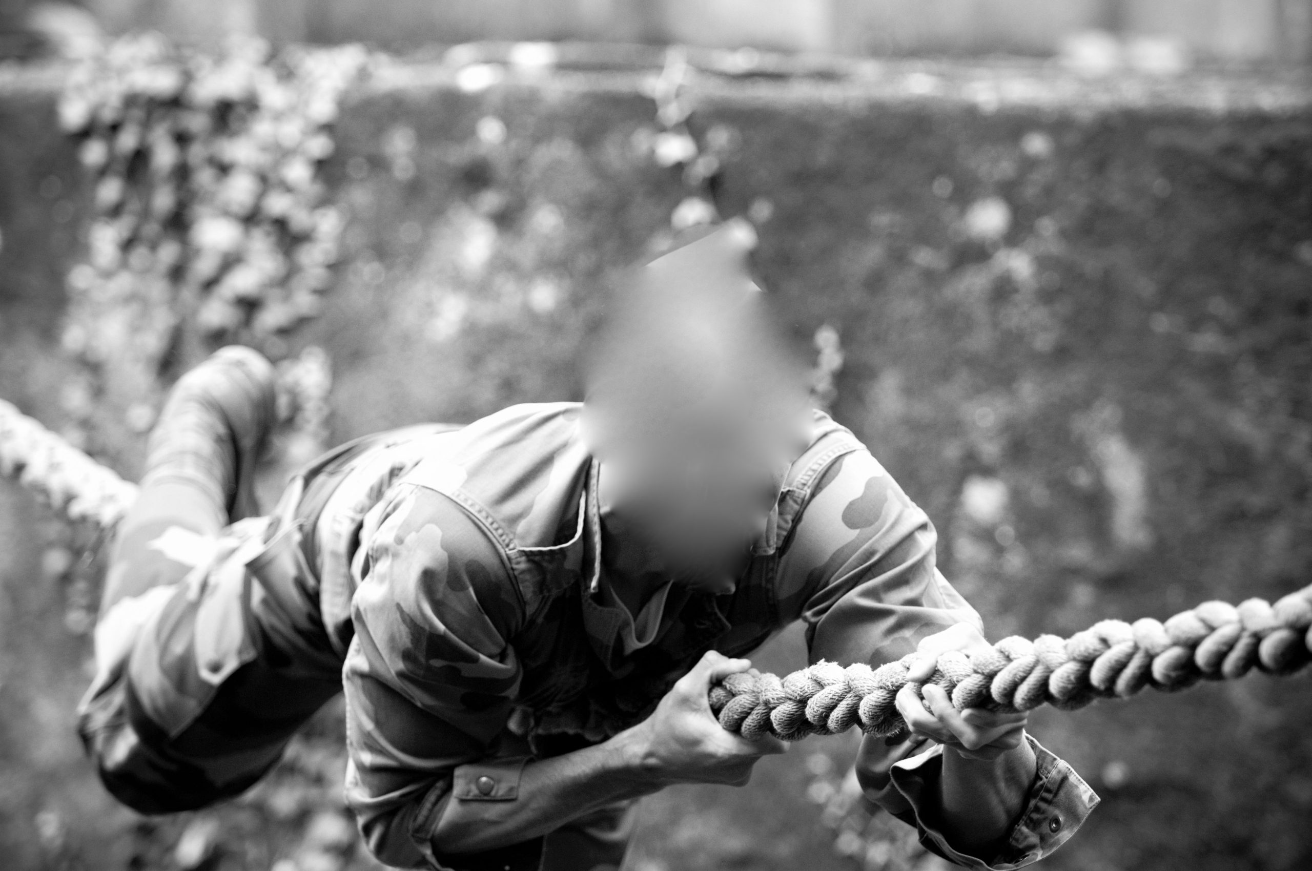 Participant franchissant un obstacle à la corde lors d’un entraînement de préparation opérationnelle